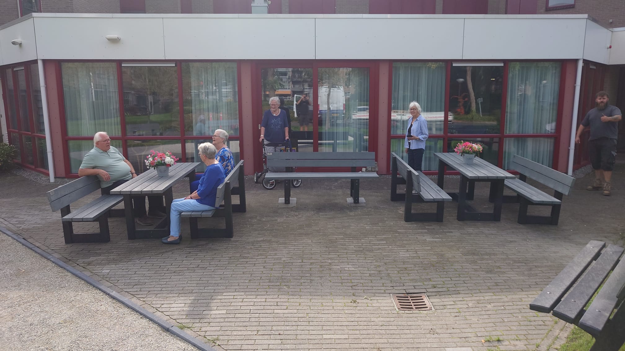 Kunststof Picknicktafel London 25 Govaplast kunststof parkbanken en tafels bij Bewonersvereniging Nieuw Laarhof in Zuidlaren
