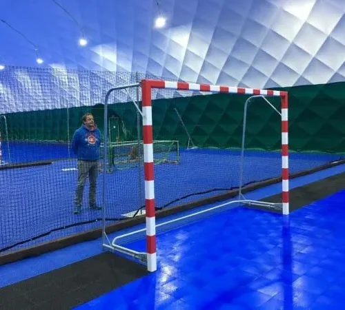 Handbaldoel - zaalvoetbaldoel model HD02 23 HD02 multifunctioneel sportdoel 3 x 2 meter gebruikt als zaalhockeydoel in een sporthal.