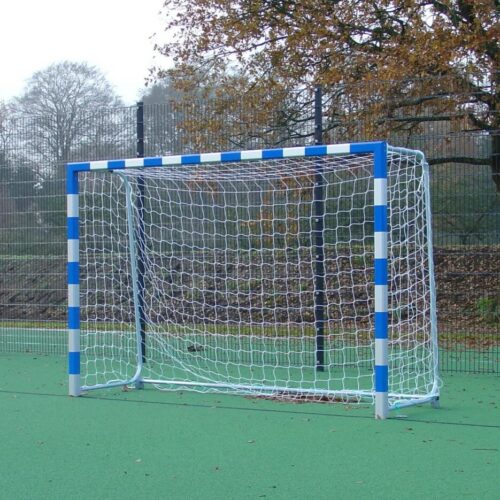 Verplaatsbaar handbaldoel HD02 3 x 2 meter, toegepast als zaalvoetbaldoel en handbaldoel op buitensportlocatie.