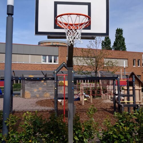 Verstelbare basketbalpaal Rothe+ 42 Verstelbare basketbalpaal voor speeltuin in Waddinxveen professioneel geplaatst door SKWshop voor intensief buitengebruik