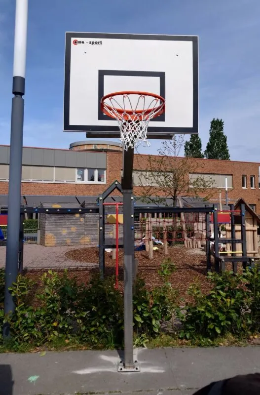 Verstelbare basketbalpaal voor speeltuin in Waddinxveen professioneel geplaatst door SKWshop voor intensief buitengebruik