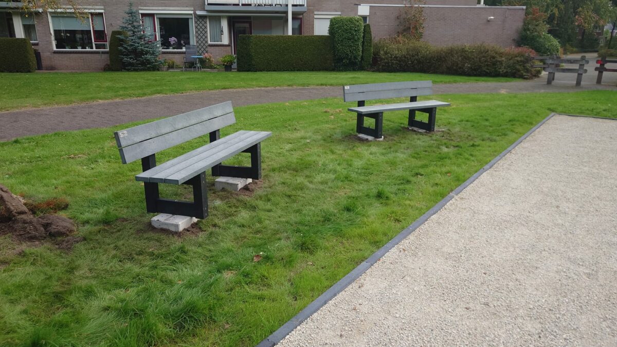 Kunststof parkbanken en parkmeubilair geplaatst bij Nieuw Laarhof in Zuidlaren 4 Verhoogde kunststof parkbanken van Govaplast langs wandelpad bij de Laarhof in Zuidlaren