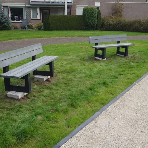 Kunststof parkbank model London 26 Verhoogde kunststof parkbanken van Govaplast langs wandelpad bij de Laarhof in Zuidlaren