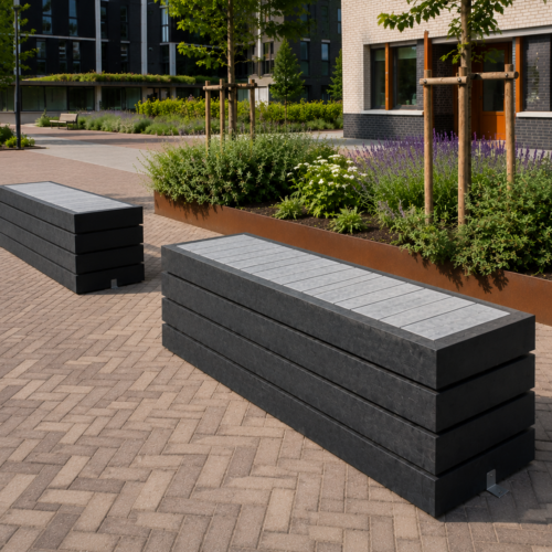 Kunststof parkbank Agora 5 Twee kunststof parkbanken Agora van gerecycled kunststof geplaatst in een moderne openbare buitenruimte met sierbeplanting en bestrating.