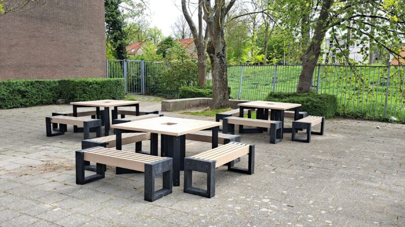 Kunststof picknickset Canvas 120 bij Calvijn College in Goes – onderhoudsvrij en graffitiproof