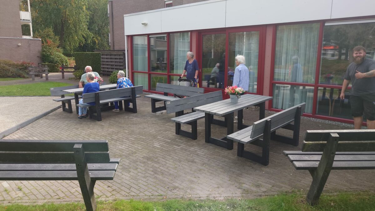 Kunststof parkbanken en parkmeubilair geplaatst bij Nieuw Laarhof in Zuidlaren 2 Kunststof Govaplast parkbanken en tafels geplaatst bij de Laarhof in Zuidlaren