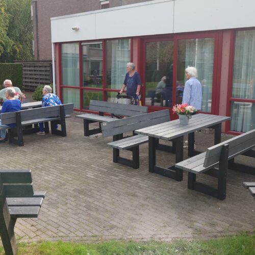 Kunststof Picknicktafel London 48 Kunststof Govaplast parkbanken en tafels geplaatst bij de Laarhof in Zuidlaren
