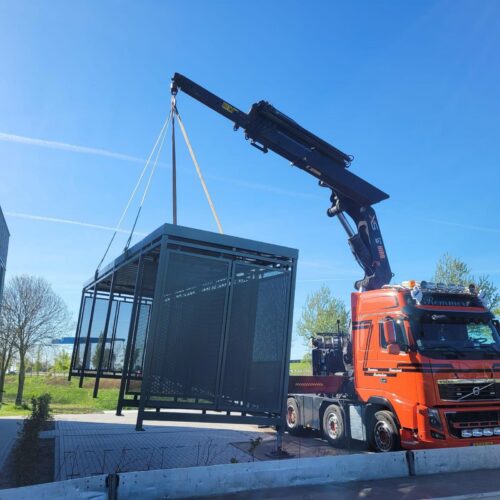 Fietsoverkapping Hagen – Luxe Design & Maatwerk 75 Het lossen van een Fietsoverkapping model Hagen met kraan bij Stainkoeln BV in Groningen tijdens plaatsing van een maatwerk overkapping