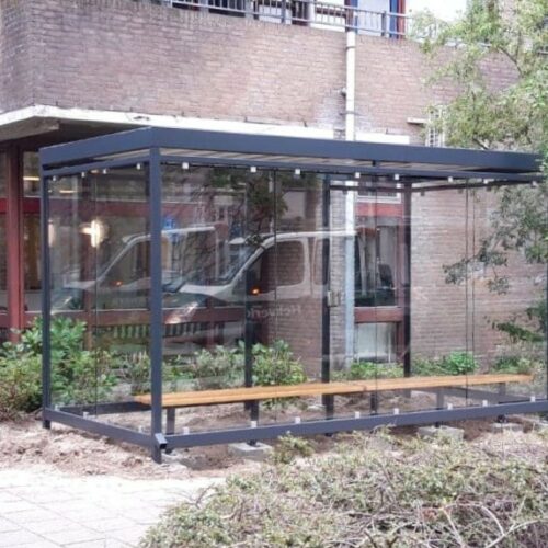 Rookoverkapping Myla 265 Moderne rookoverkapping glas en staal en zitbank gemonteerd bij zorginstelling.