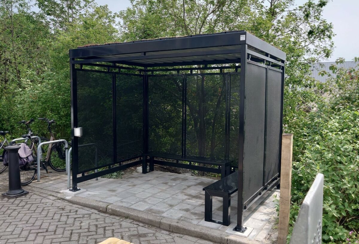 What you see is what you get – de bewuste keuze van SKWshop 1 Rookoverkapping 3x2m met sedumdak en zitbank voor 6 tot 7 personen professioneel gemonteerd door SKWshop in Naaldwij