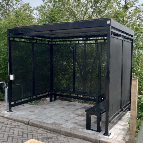 Rookoverkapping model Hagen 31 Rookoverkapping 3x2m met sedumdak en zitbank voor 6 tot 7 personen professioneel gemonteerd door SKWshop in Naaldwij