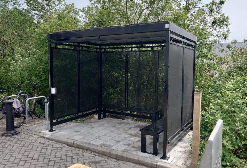 Rookoverkapping 3x2m met sedumdak en zitbank voor 6 tot 7 personen professioneel gemonteerd door SKWshop in Naaldwij
