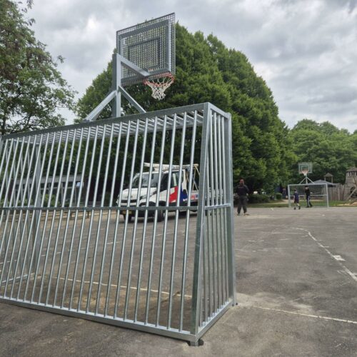 Antivandalen voetbaldoel VD200 3 x 2m 37 Montage van een aluminium antivandalisme voetbaldoel 300x200 cm met geïntegreerde basketbalvoorziening op een asfalt speelvloer in Edegem België