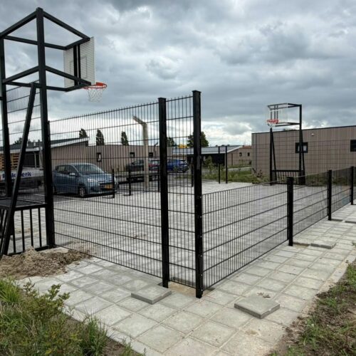 Pannakooi met basketbal 163 Premium pannakooi met Security staanders 60x40 mm, vandalismebestendige voetbaldoelen, korte zijwanden van 2 meter en lange wanden van 1 meter hoog in Yerseke