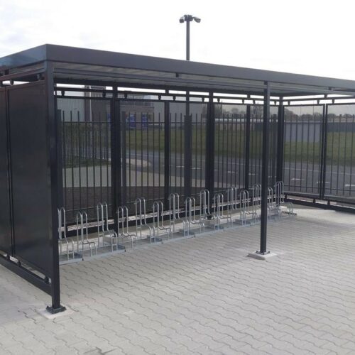 Fietsoverkapping Hagen – Luxe Design & Maatwerk 113 Moderne fietsoverkapping Hagen 6 meter Aalsmeer met fietsenrekken prefab betonpoeren