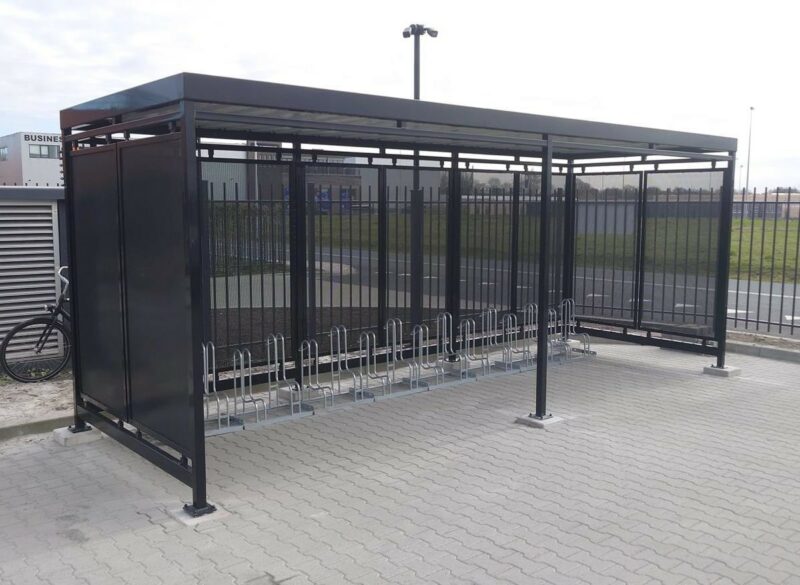 Moderne fietsoverkapping Hagen 6 meter Aalsmeer met fietsenrekken prefab betonpoeren
