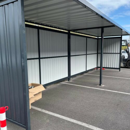Fietsoverkapping Leipzig – Budgetvriendelijk & Schakelbaar 83 Fietsoverkapping Leipzig 8 meter RAL 9005 Ronse Belgie prefab betonpoeren