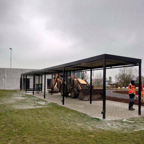 Fietsoverkapping Manheim - Modern en Maatwerk 89 fietsoverkapping Manheim met een lengte van 20 meter aan het monteren