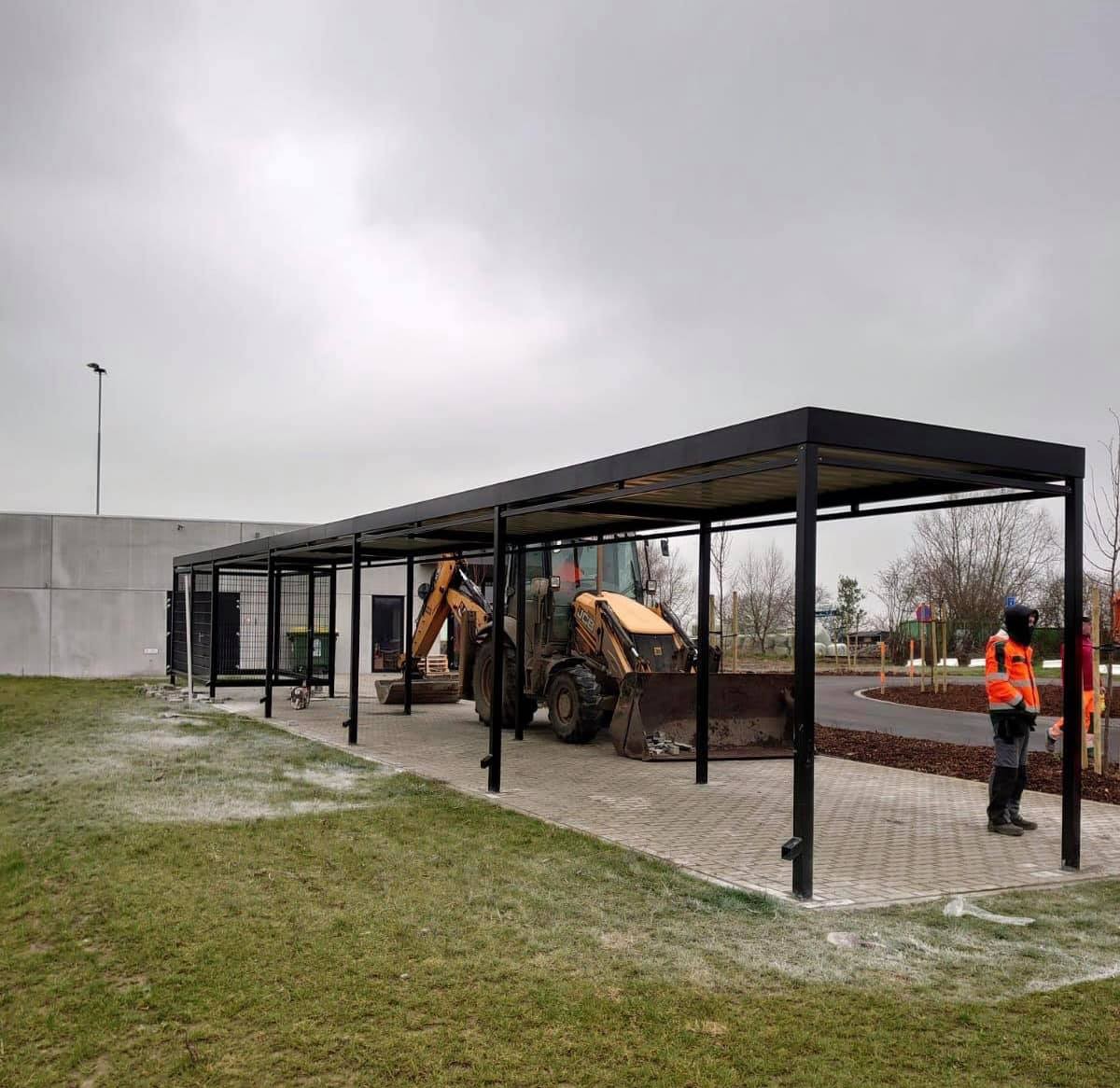 Fietsoverkapping Manheim - Modern en Maatwerk 41 fietsoverkapping Manheim met een lengte van 20 meter aan het monteren