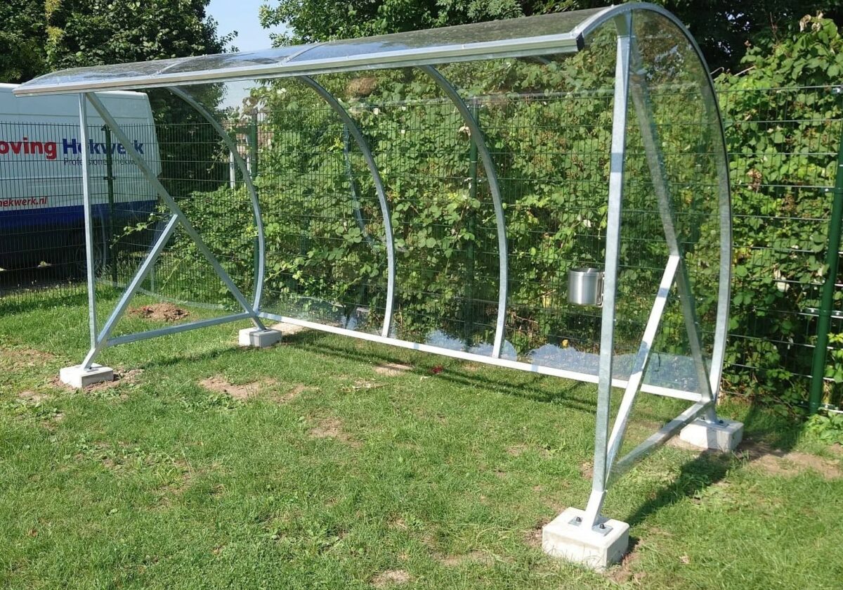 Rookoverkapping plaatsen? De complete kennisgids voor bedrijven en organisaties 6 Rookoverkapping BF1000 van 4 meter gemonteerd bij COA Veerkracht als duurzame rookvoorziening.
