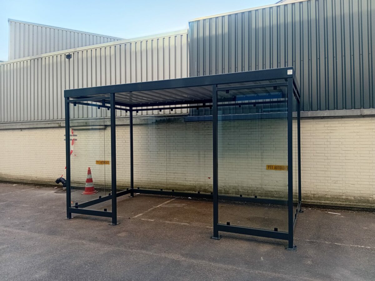 Rookoverkapping plaatsen? De complete kennisgids voor bedrijven en organisaties 3 Moderne rookoverkapping 4 x 2m staal en glas geleverd en gemonteerd door SKWshop in Den Haag