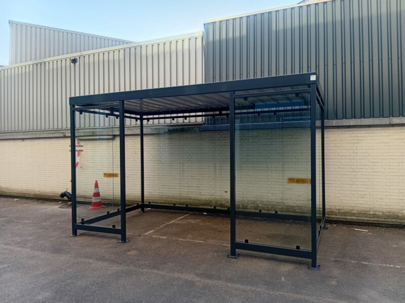 Moderne rookoverkapping 4 x 2m staal en glas geleverd en gemonteerd door SKWshop in Den Haag