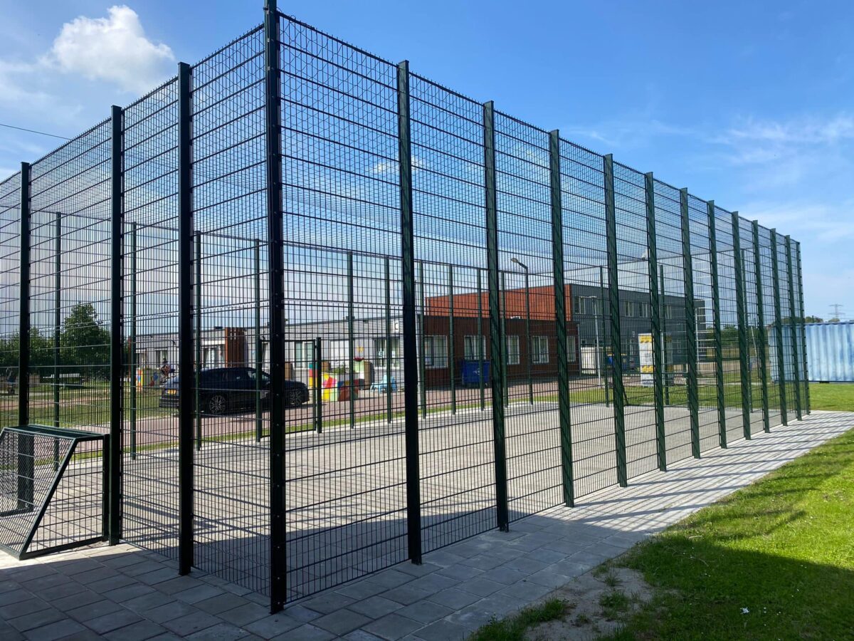 Pannakooi plaatsen? Een complete gids voor een veilige, duurzame én geluidsbewuste sportvoorziening 6 Geluidsarme pannakooi met hoge wanden en netoverdekking bij COA Ter Apel