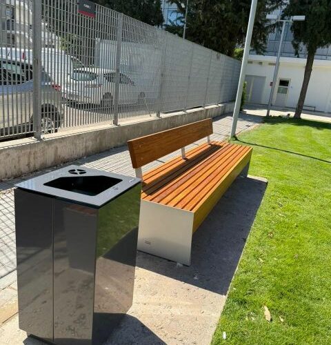 Parkbank Dresda 9 Design parkbank met hardhouten zitting en rugleuning geplaatst in de openbare ruimte, duurzaam straatmeubilair voor parken, pleinen en bedrijfsterreinen.