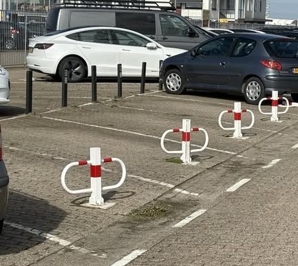 Parkeerbeugel model WR 16 neerklapbare parkeerbeugel wit rood