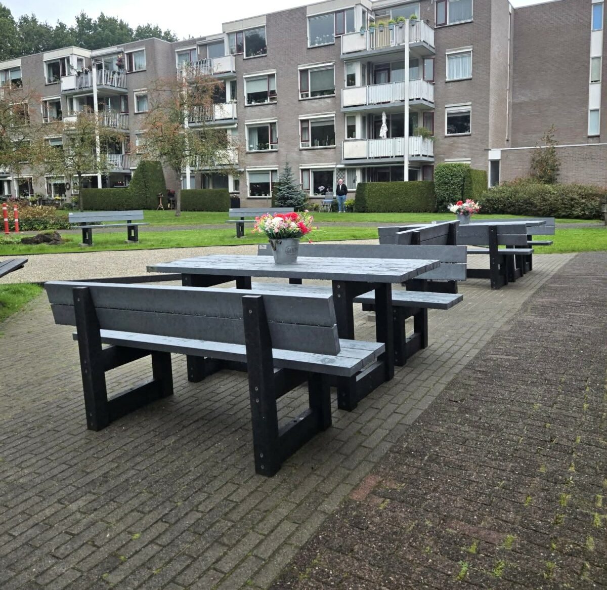 SKWshop volop in beweging met nieuwe buitenruimteprojecten 6 Kunststof picknicktafels van Govaplast geplaatst in Zuidlaren