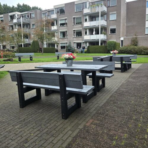 Kunststof Picknicktafel London 28 Kunststof picknicktafels van Govaplast geplaatst in Zuidlaren