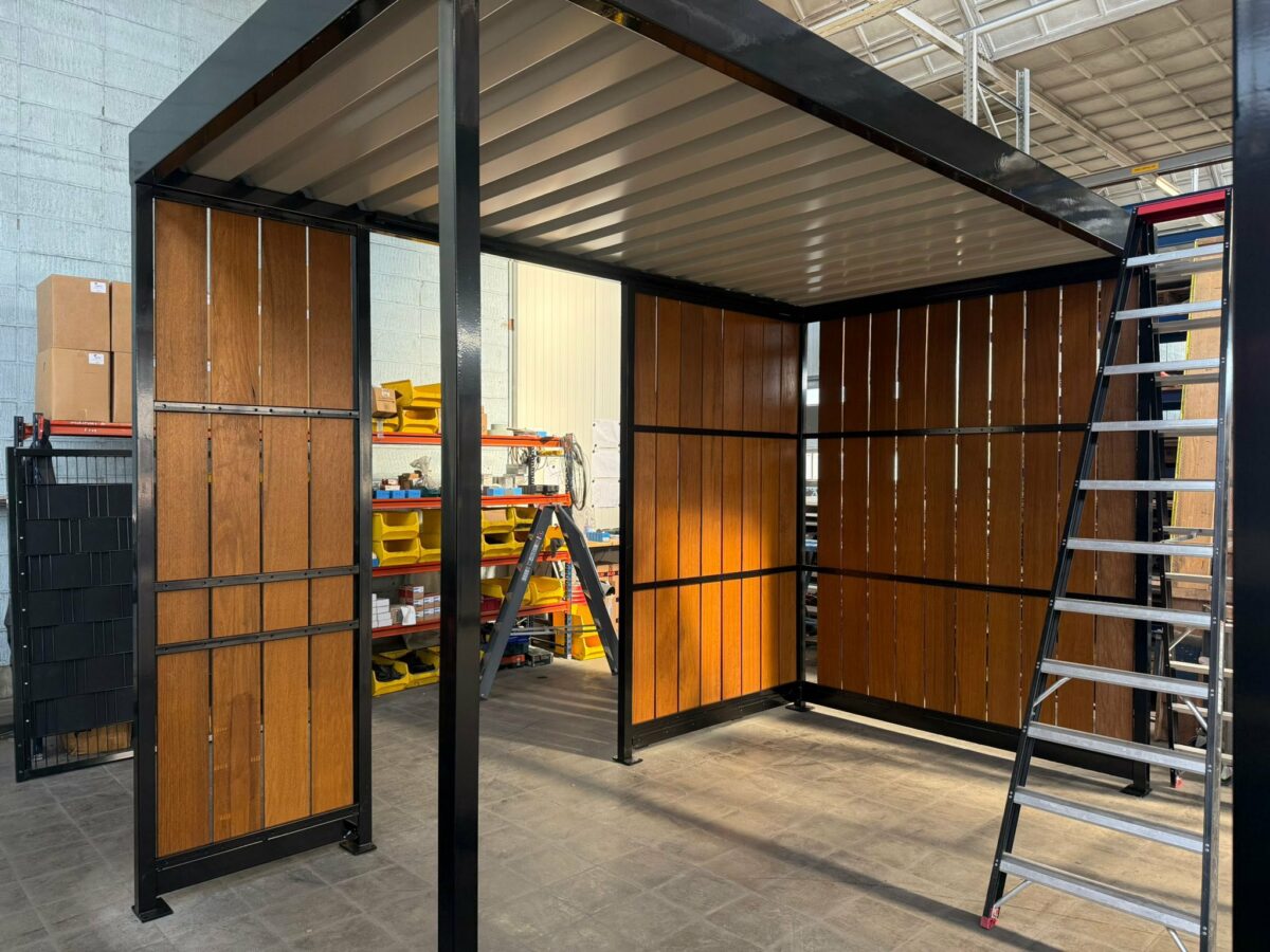 Hoeveel ruimte heb je nodig voor een fietsenstalling? 9 Productieforo van fietsoverkapping Timber met FSC hardhouten wanden