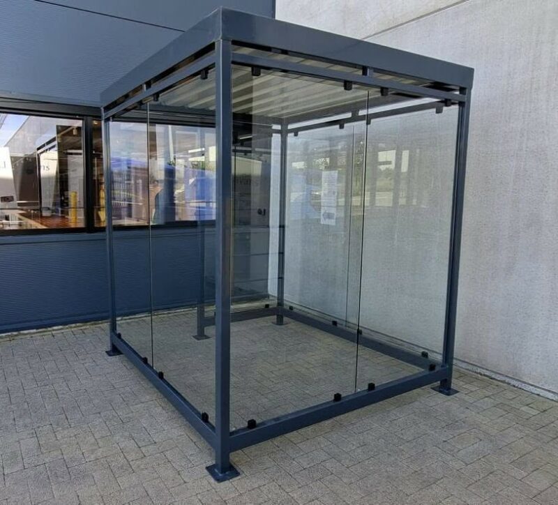 Twee rookoverkappingen Myla Standaard 2x2m geplaatst op locatie in Bilzen, België.