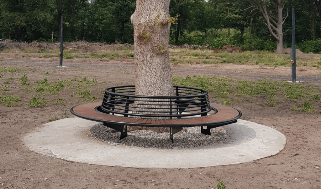 Projectupdate: ronde boombank Yuvar onderweg naar Tilburg 5 Grote ronde boombank Yuvar met rugleuning in ral 9005 (diepzwart). Eenvoudig te plaatsen. Diameter 3,4 meter. Voor het frame kunt u een standaard ral kleur naar keuze kiezen.