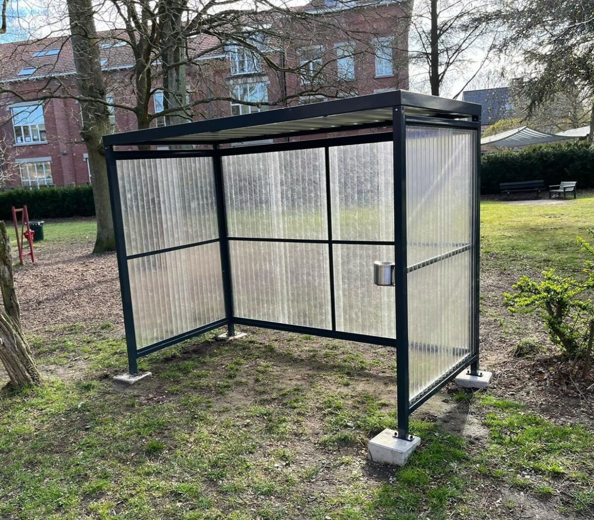 Rookbeleid België: regels voor rookzones, rookruimtes en rookoverkappingen 4 Rookoverkapping Perdok 3x1.5m Kapellen Belgie prefab betonpoeren