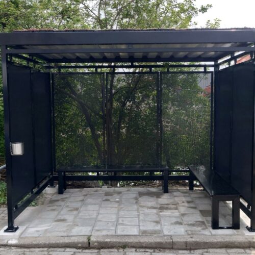 Rookoverkapping model Hagen 33 Moderne rookabri 3 x 2 meter met zitbank en groen dak geplaatst door SKWshop in Naaldwijk op betonnen poeren 30x30 cm