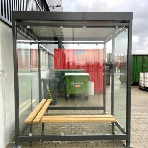 Rookoverkapping Myla 243 Rookoverkapping Myla op bedrijfsterrein met FSC houten zitbanken