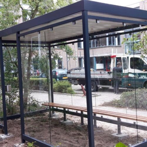 Rookoverkapping Myla 269 Moderne rookoverkapping 4 x 2m voor 8 tot 10 personen met geïntegreerde zitbank.