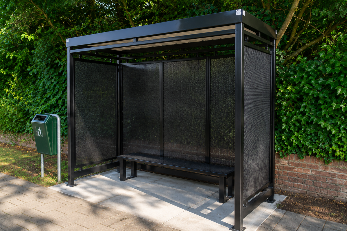 Rookoverkapping plaatsen? De complete kennisgids voor bedrijven en organisaties 1 Maatwerk rookoverkapping 3 x 1,1 meter in Doesburg, uitgevoerd in RAL 9005 met geperforeerde stalen wanden.