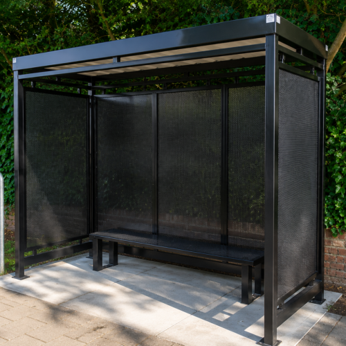 Rookoverkapping model Hagen 32 Maatwerk rookoverkapping 3 x 1,1 meter in Doesburg, uitgevoerd in RAL 9005 met geperforeerde stalen wanden.