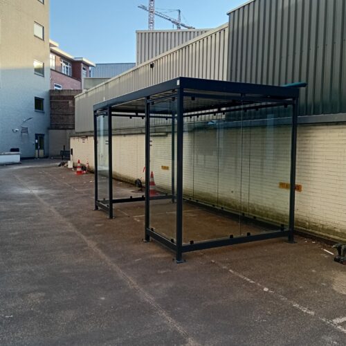 Rookoverkapping Myla 267 Strakke en moderne rookoverkapping staal en glas model Myla uitgevoerd in de afmeting 4 x 2 meter en afgewerkt in RAL 7016 antracietgrijs in Den Haag