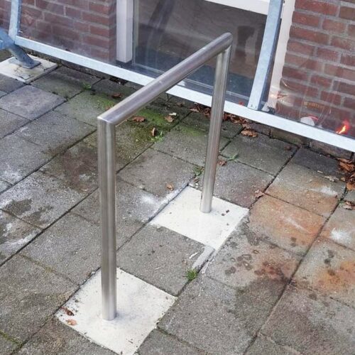 Fiets aanleunbeugels model Edge 6 Roestvrijstalen aanleunleunbeugel op straat.