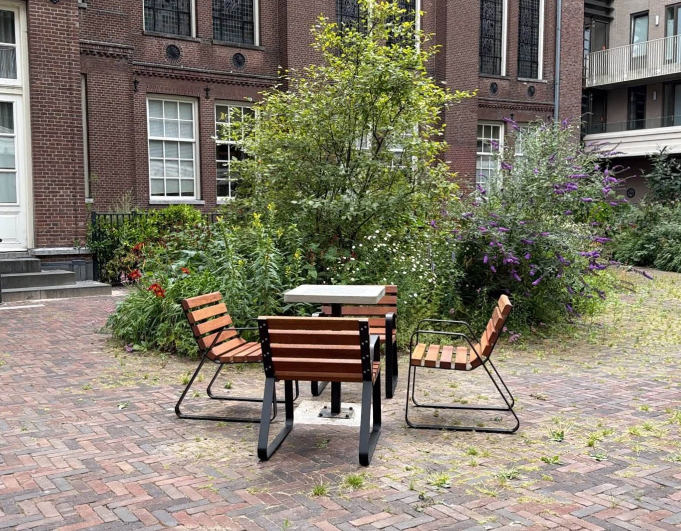 Schaaktafel voor buiten model MAT 16 Betonnen schaaktafel met 4 stoelen in Amsterdam openbare ruimte