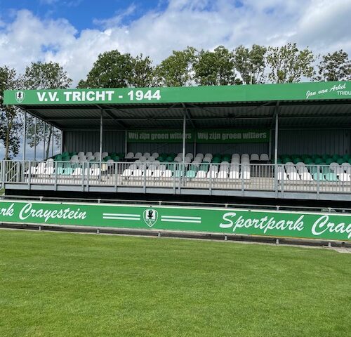 Tribune model Live 46 Tribune Live van 16 meter lang met groen-witte kuipstoelen geplaatst langs het sportveld van NVV Tricht