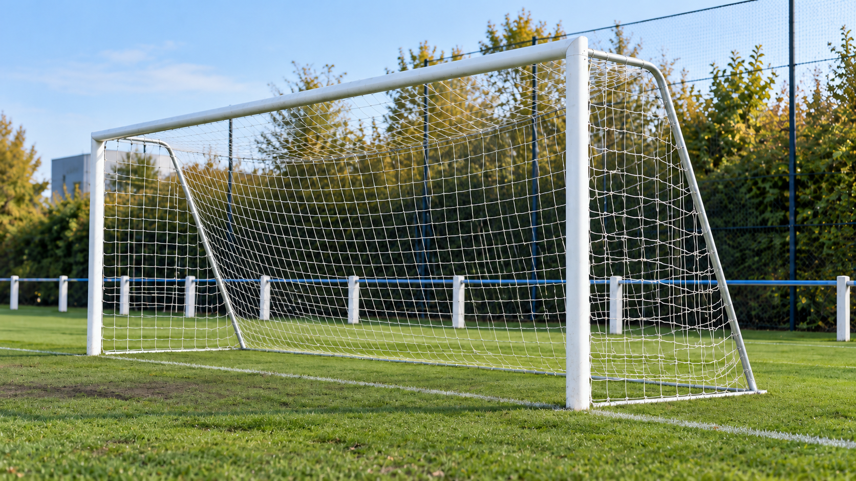 Voetbaldoel model VD112 3 Vast seniorenvoetbaldoel 7,32 x 2,44 meter van aluminium op voetbalveld