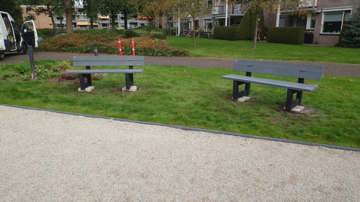 Kunststof parkbanken en parkmeubilair geplaatst bij Nieuw Laarhof in Zuidlaren 3 Twee verhoogd geplaatste kunststof Govaplast parkbanken in Zuidlaren
