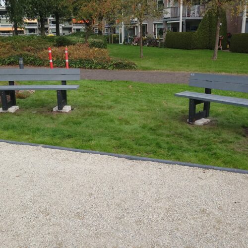 Kunststof parkbank model London 27 Twee verhoogd geplaatste kunststof Govaplast parkbanken in Zuidlaren