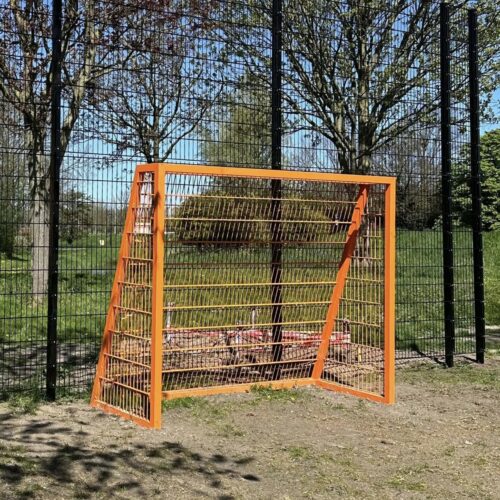 Voetbaldoeltjes model TRD300 105 trapveldje met voetbaldoel en geluidsarme ballenvanger voor openbare ruimte