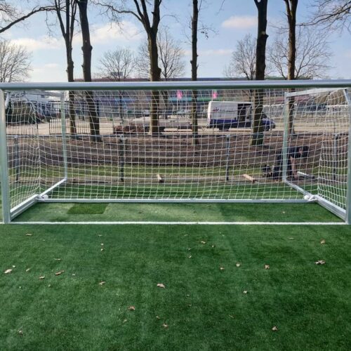 Wegdraaibaar jeugd voetbaldoel: JVD165 23 Voetbalgoal 5x2m op kunstgrasveld.