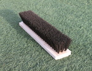Vervangingsbezems 7 Of u nu werkt met kunstgras, gravelbanen of hockeyvelden, wij leveren duurzame vervangingsbezems die perfect passen op uw bestaande baanbezem